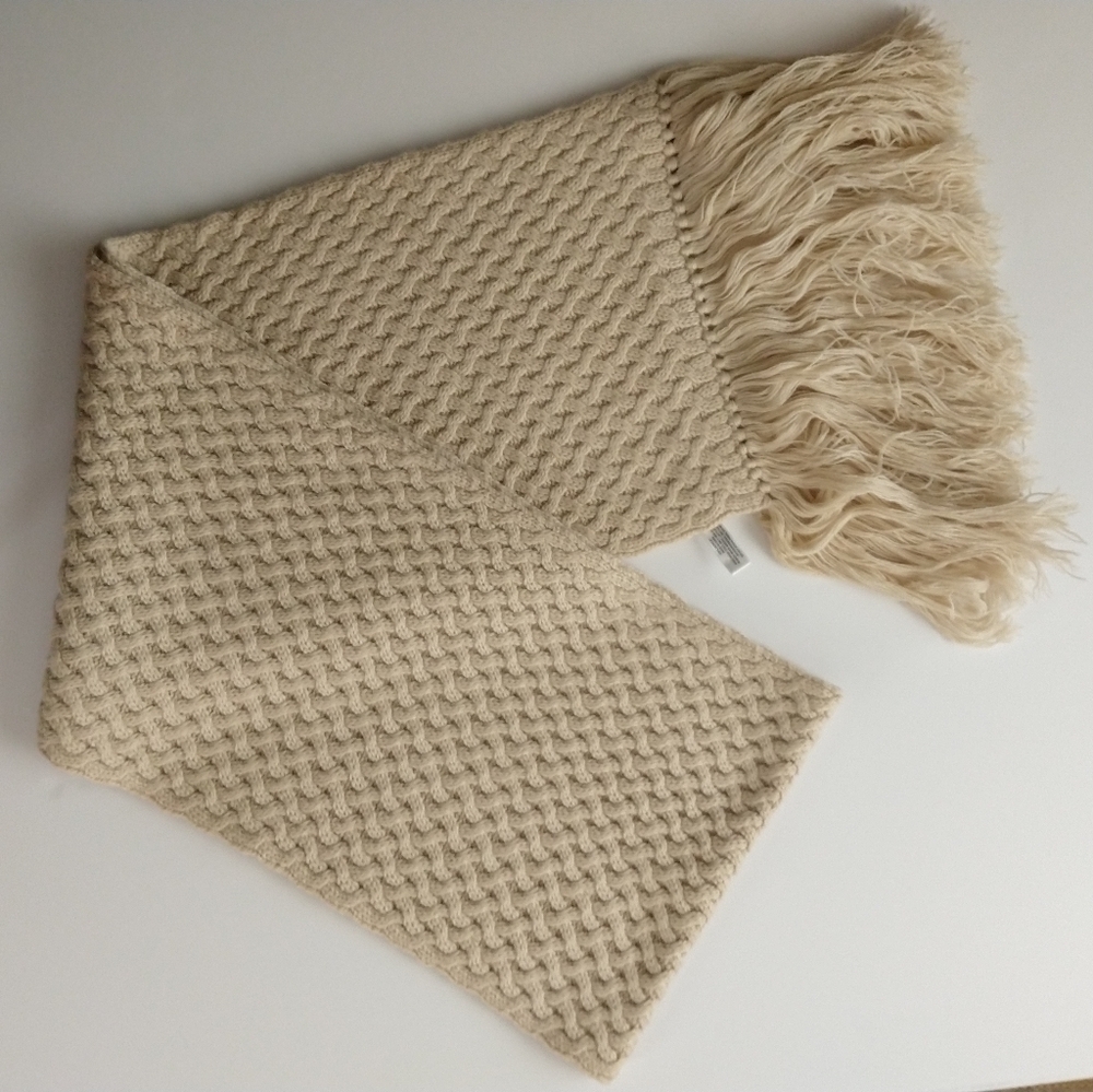 Ann Taylor/Loft cable knit scarf - Picture 4 of 8